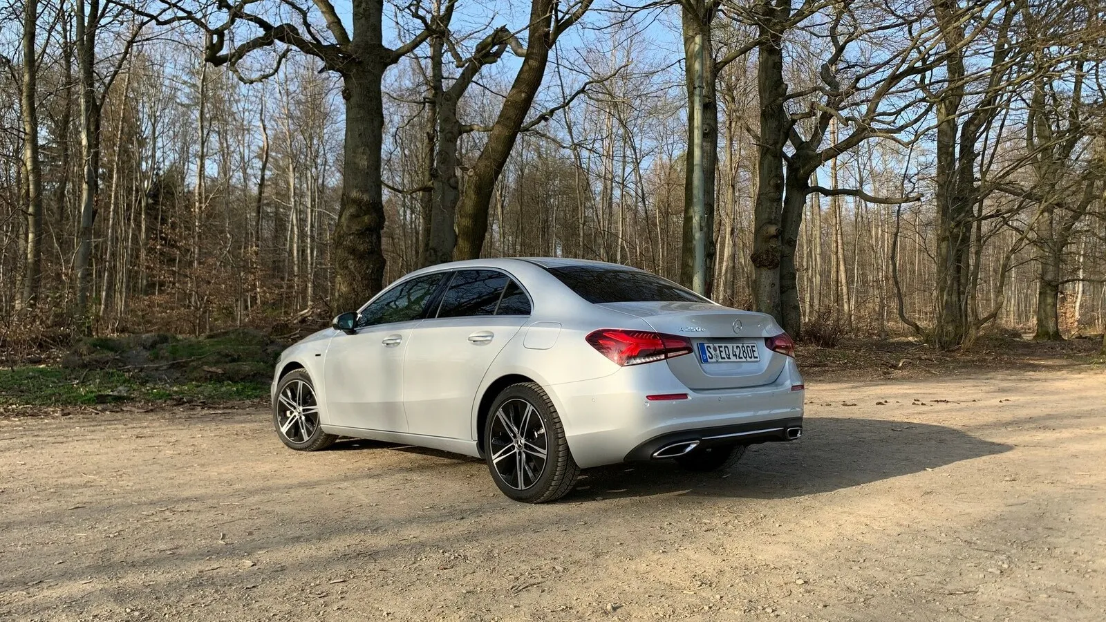 Eine innovative Abgasanlage ermöglicht ein ganz besonders geschicktes Packaging der Batterien: Der Auspuff ist nicht bis ans Fahrzeugende geführt, sondern mündet zentral unter dem Fahrzeugboden, der Endschalldämpfer wurde in den Mitteltunnel gepackt.